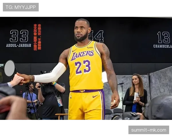 詹姆斯速度制胜，湖人队赛季揭幕战表现抢眼